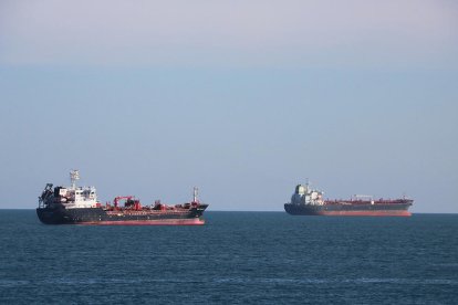 Dos barcos petroleros fondeados delante de la costa de Tarragona.