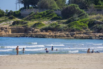 Bañistas en la playa de la Arrabassada de Tarragona, este martes por la tarde.