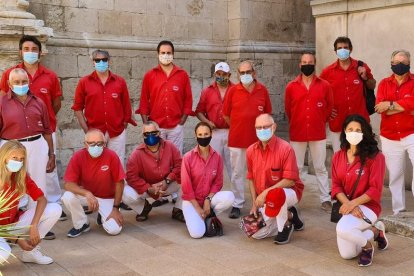 Una quincena de miembros de los Minyons de l'Arboç han participado en el homenaje.