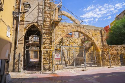 Estat actual de l'edifici de Ca la Garsa, rodejat de tanques, i del carrer d'en Talavera.