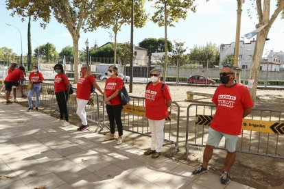 Una desena de persones amb el lema «Salvem el Carrilet», ahir.