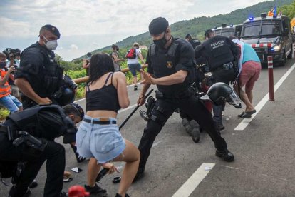 Moment d ela detenció del jove que finalment ha estat posat en llibertat.