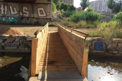 La pasarela está situada bajo el Pont de Santa Tecla.