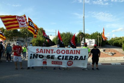 Pla general de la capçalera de la manifestació dels treballadors de la fàbrica de Saint-Gobain per denunciar el tancament de la divisió Glass