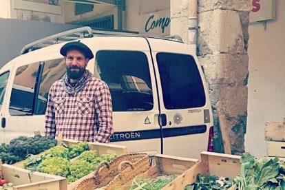 Un pagès tarragoní amb parada de fruita i verdura ecològica al mercat de Valls.