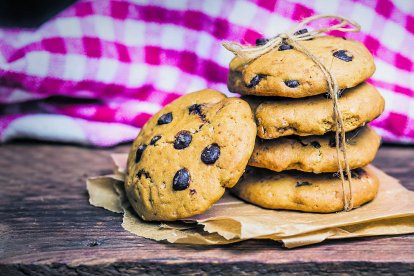 Una recepta fàcil i divertida és fer galetes de crema de xocolata.