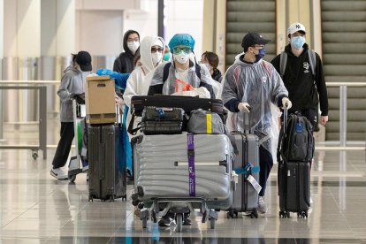 Viatgers a l'aeroport internacional de Hong Kong.