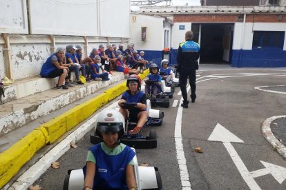 Alumnes de l'INS Gabriel Ferrater fent pràctiques.