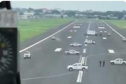 Aspecto de la pista del aeropuerto de Guayaquil llena de vehículos