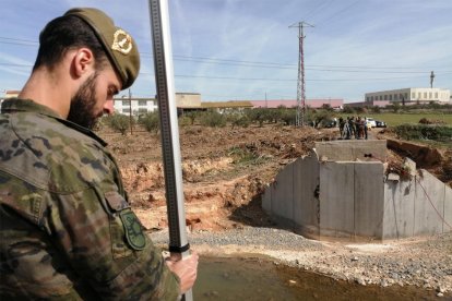 Los militares toman medidas en la zona del puente desaparecido en Montblanc.