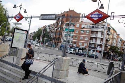 Vista del acceso a la estación de Metro de Carabanchel, en Madrid, este domingo.