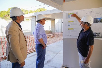 El alcalde Pau Ricomà y Josep Bargalló durante la visita de obras que el consejero|conseller hizo el verano pasado.