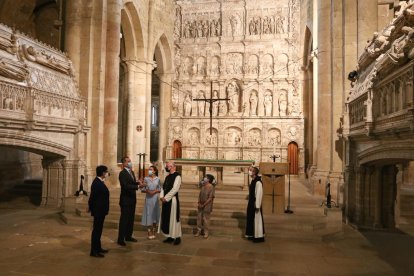 Es monarques van tenir ocasió d'accedir a l'església, on hi ha  les tombes reials