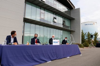 El alcalde de Vila-seca, Pere Segura, el conseller de Empresa, Ramon Tremosa, y los directivos de Messer Ibérica, Karl Hauck y Rubén Folgado.