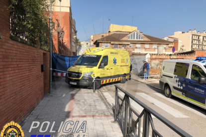 Imatge del SEM i Mossos al lloc dels fets.