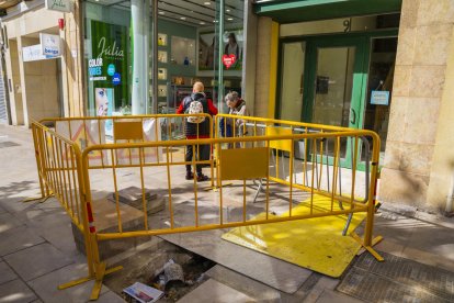 Los vecinos del número 9 de Sant Agustí reclaman la finalización de la obra y que se tape el agujero de la acera.