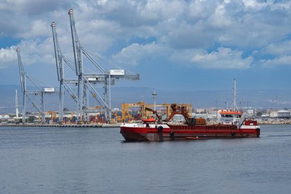 La embarcación equipada con excavadora que se utiliza para las obras de construcción del nuevo muelle de Balears.