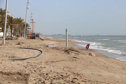 Plano general de la playa de Calafell después del paso del temporal Gloria que ha roto las duchas y las casetas de salvamento.