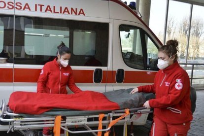 Miembros de la Cruz Roja italiana con mascarillas.