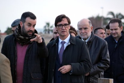 El ministre de Sanitat, Salvador Illa, acompanyat per l'alcalde de Deltebre, Lluís Soler, en la seva visita per visitar les zones afectades pel temporal Glòria al Delta.