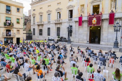 Imatge de la plaça de la Font amb la gent disposada escoltant el pregó.