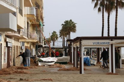 Suciedad visible en el paseo marítimo de Torredembarra el día siguiente del temporal Gloria.