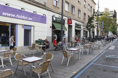 Algunes de les terrasses ubicades a l'entorn del Mercat Central, ahir a la tarda.