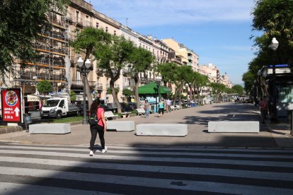 Los nuevos bloques de piedra en la Rambla Nova de Tarragona colocados para evitar posibles ataques terroristas.