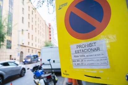 Un senyal posat ahir a la tarda anuncia la restricció d'aparcar el vehicle a la Rambla Vella per espai d'unes hores.