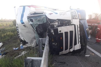 Imatge del camió accidentat a l'AP-7.