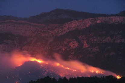 Una de las cordilleras de los Ports quemando durante el incendio de Horta de Sant Joan.