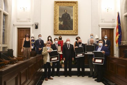 Els representants de les entitats guardonades, amb membres del consistori, ahir al Saló de Plens.