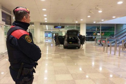 Imatge del vehicle que ha accedit a la zona intermodal de l'aeroport del Prat a través de les pores giratòries.