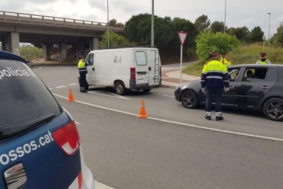 Un control de los Mossos d'Esquadra a la salida de la ciudad de Reus.