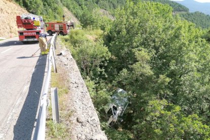 El conductr del vehículo ha podido salir y quedarse en uno de los árboles.