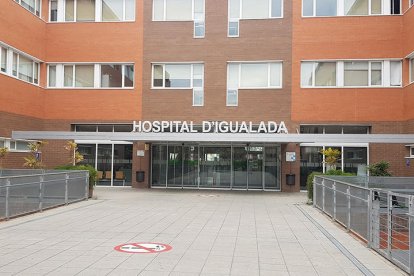 La façana de l'Hospital d'Igualada sense ningú entrant ni sortint enmig de la crisi pel coronavirus.