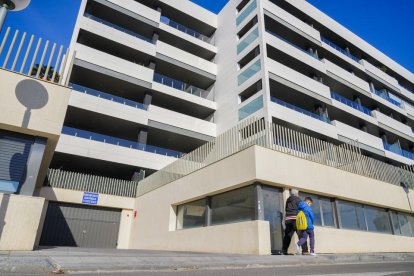 A la izquierda, acceso a la zona de cocheras del edificio localizado en la calle Ernest Lluch