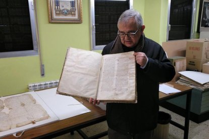 Mosén Manel Fuentes, con un escrito antiguo depositado en el archivo del Arzobispado de Tarragona.