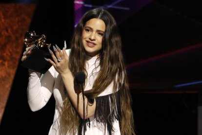 Rosalía aixecat el gramòfon daurat a millor disc llatí de rock, urbà o alternatiu durant els Grammy a Los Angeles.