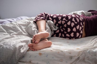 Un adolescente en la cama.