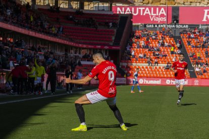 Gerard Oliva, celebrant un dels dos gols que va anotar durant el Nàstic-Ebro (4-1).