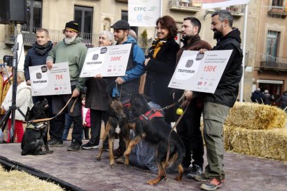 Juan Alfonso Magaña en el centro con su perro Ken.