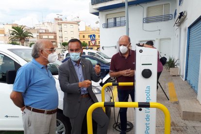 Imagen de uno de los puntos de recarga en el Port de l'Ampolla.