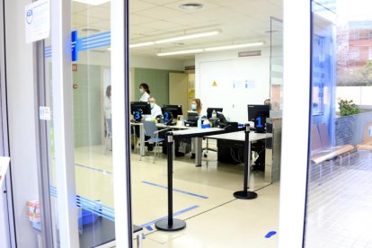 Entrada des de l'exterior al CAP Verdaguer, de Sant Joan Despí; a dins, professionals sanitaris.