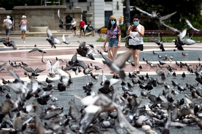 Turistas paseando por la plaza Cataluña de Barcelona.