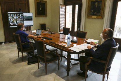 El alcalde Carles Pellicer, en el Ayuntamiento de Reus, durante la junta general de RSM y el pleno, que se llevaron a cabo de manera telemática.