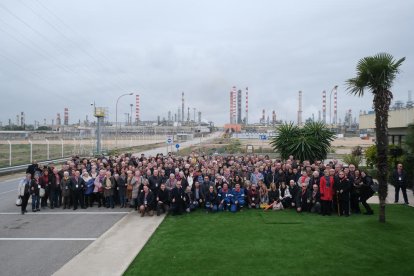 Imagen de los visitantes en el monolito de la Mare de Déu del Lledó.