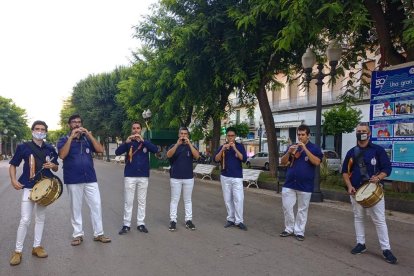 Los grallers dels Xiquets del Serrallo han recorrido las calles de Tarragona con el Toc de Matinades.