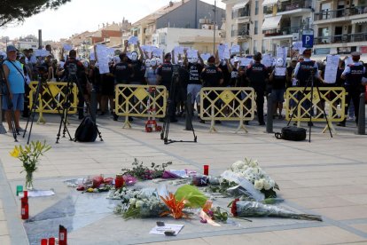 Ofrendas en el Memorial per la Pau de Cambrils con medio centenar de personas reclamando explicaciones sobre los atentados.