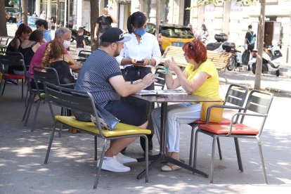 A les terrasses no es podran posar més de sis persones en una taula.